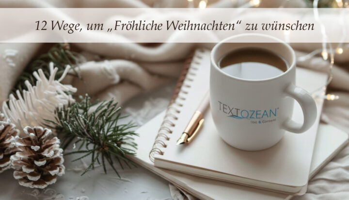 Minimalistisches Weihnachtsmotiv mit Keramiktasse, Notizbuch und Tannenzweigen in warmem, natürlichem Licht.